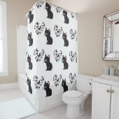 Zwarte kat kijkt naar vlinders douchegordijn (In situ)