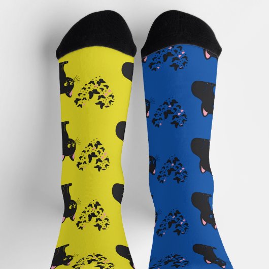 Zwarte kat kijkt naar vlinders sokken (Top)