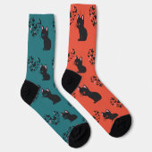 Zwarte kat kijkt naar vlinders sokken (Rechts)