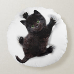 Zwarte kat klimmen op menselijke rug rond kussen