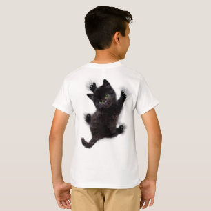 Zwarte kat klimmen op menselijke rug t-shirt
