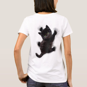 Zwarte kat klimmen op menselijke rug t-shirt