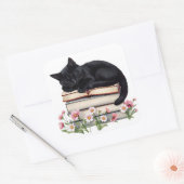 Zwarte kat knus slapend op boeken sticker (Envelop)