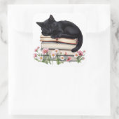 Zwarte kat knus slapend op boeken sticker (Tas)