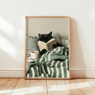 Zwarte kat leest boek in bed poster
