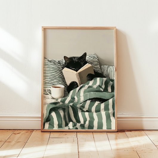 Zwarte kat leest boek in bed poster
