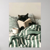 Zwarte kat leest boek in bed poster (Voorkant)