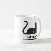 Zwarte kat legt monogram neer koffiemok (Voorkant rechts)