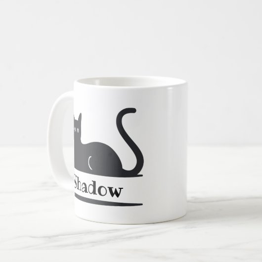 Zwarte kat legt monogram neer koffiemok (Voorkant links)