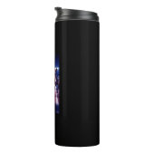 Zwarte kat leidt roedel honden op hondenbaan thermosbeker (Geroteerd rechts)