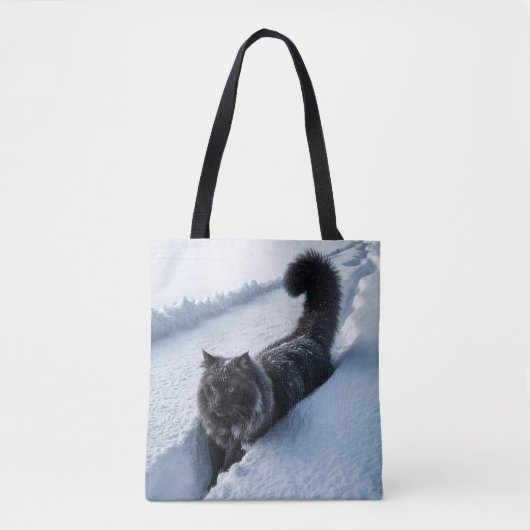 Zwarte kat loopt in diepe sneeuw tote bag (Voorkant)