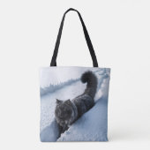 Zwarte kat loopt in diepe sneeuw tote bag (Achterkant)