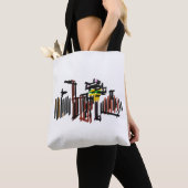 Zwarte kat loopt in herfst koel  tote bag (Dichtbij)