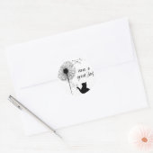 Zwarte kat met Dandelion Seeds Ronde Sticker (Envelop)