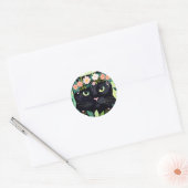 Zwarte kat met een bloemenkroon ronde sticker (Envelop)
