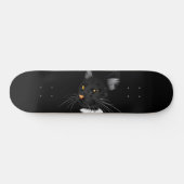 Zwarte kat met gele ogen in het donker persoonlijk skateboard (Horizontaal)