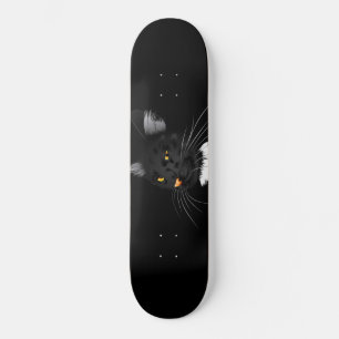 Zwarte kat met gele ogen in het donker persoonlijk skateboard