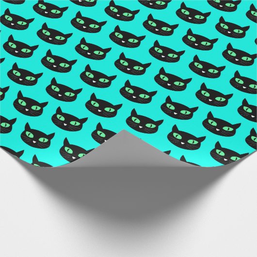 Zwarte kat met groene ogen op turquoise blauw cadeaupapier (Hoek)