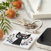 Zwarte kat met grote ogen omringd door bloemen sleutelhanger (Voorkant Rechts)