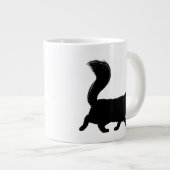 Zwarte kat met lange fluffy staart grote koffiekop (Voorkant rechts)