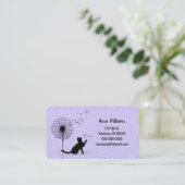 Zwarte kat met paardenbloem op paarse visitekaartje (Staand voorkant)