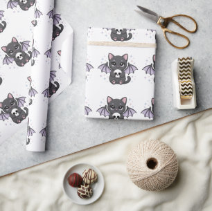 Zwarte kat met paarse vleermuisvleugels die een sc cadeaupapier