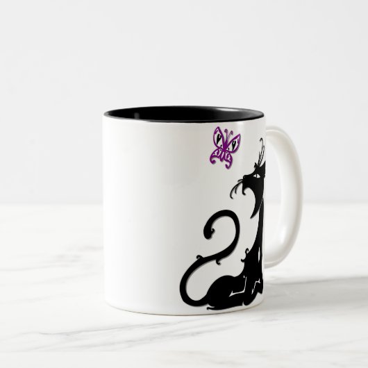 Zwarte kat met Paarse vlinderMok Tweekleurige Koffiemok (Voorkant rechts)