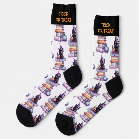 Zwarte kat met pompoen op een stapel boeken sokken (Links)