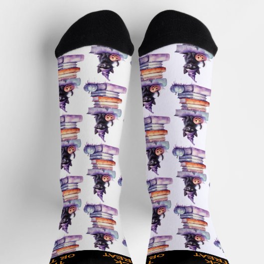 Zwarte kat met pompoen op een stapel boeken sokken (Top)