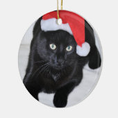 Zwarte kat met rode kersthat keramisch ornament (Links)
