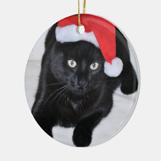 Zwarte kat met rode kersthat keramisch ornament (Links)