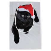 Zwarte kat met rode kersthat medium cadeauzakje (Voorkant)
