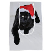 Zwarte kat met rode kersthat medium cadeauzakje (Achterkant)