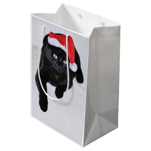 Zwarte kat met rode kersthat medium cadeauzakje (Achterkant Gekanteld)
