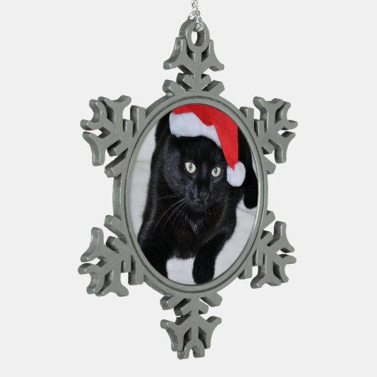Zwarte kat met rode kersthat tin sneeuwvlok ornament (Links)