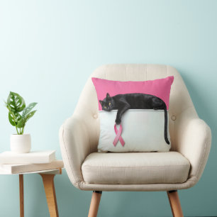 Zwarte kat met roze lint voor borstkankerbewustzij kussen