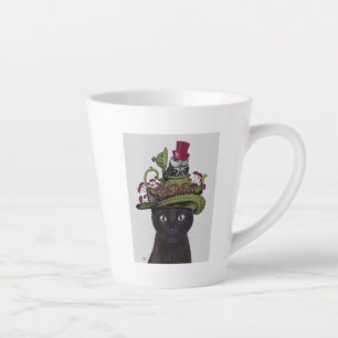 Zwarte kat met theepot en kippen latte mok