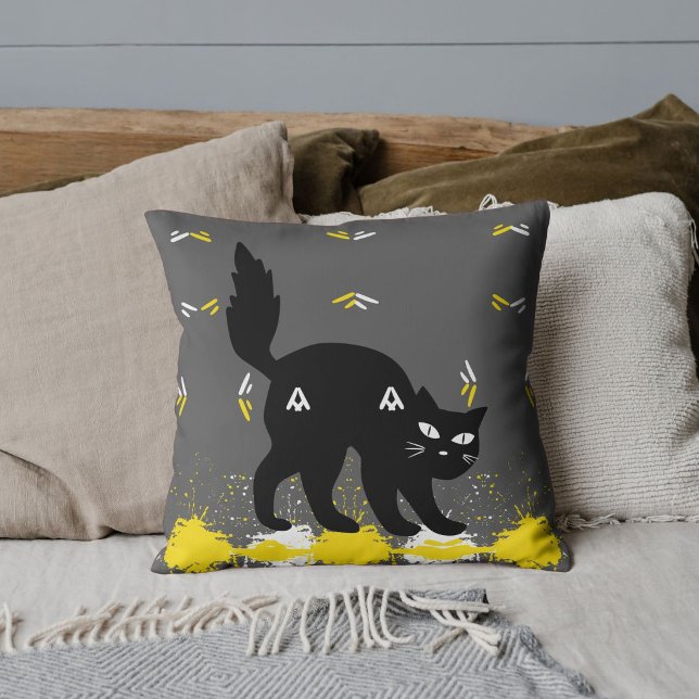 Zwarte kat met witte gele patroon en grijze custom kussen (Creator heeft geüpload)