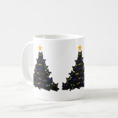 Zwarte kat omhoog gedraaid in kerstboomverlichting koffiemok (Voorkant links)