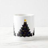 Zwarte kat omhoog gedraaid in kerstboomverlichting koffiemok (Center)