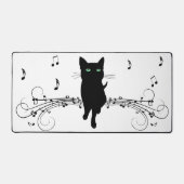 Zwarte kat omringd door fluisterende muzieknoten bureaumat (Voorkant)