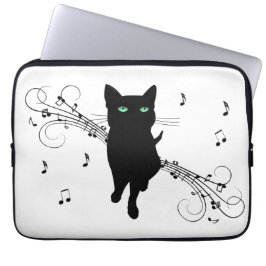 Zwarte kat omringd door fluisterende muzieknoten laptop sleeve