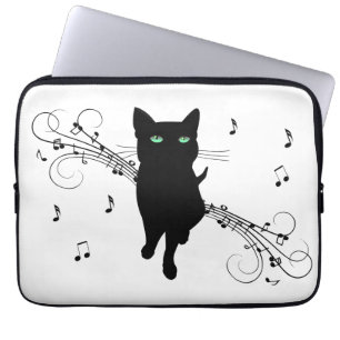 Zwarte kat omringd door fluisterende muzieknoten laptop sleeve