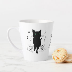 Zwarte kat omringd door fluisterende muzieknoten latte mok