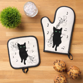 Zwarte kat omringd door fluisterende muzieknoten ovenwant & pannenlap set