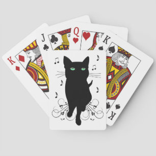 Zwarte kat omringd door fluisterende muzieknoten pokerkaarten