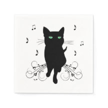 Zwarte kat omringd door fluisterende muzieknoten