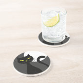 Zwarte kat onder het Onderzetter met de volle maan (Zijkant)