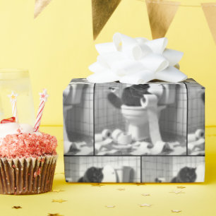 Zwarte kat ontrafelt een rol toiletpapier cadeaupapier