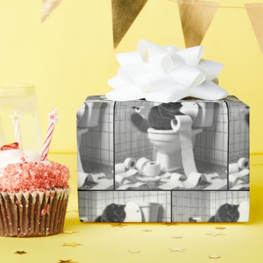 Zwarte kat ontrafelt een rol toiletpapier cadeaupapier (Verjaardagsfeest)